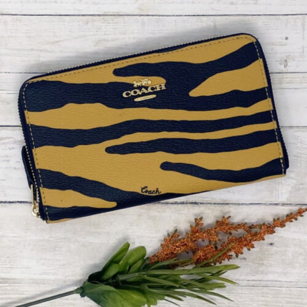 Coach Medium Id Zip Wallet With Tiger Print - NFS